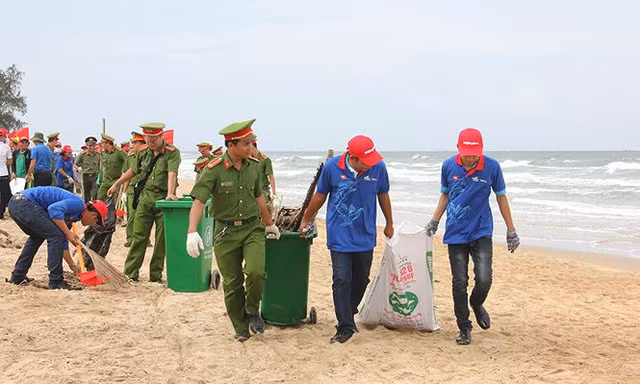 Đông đảo đoàn viên thanh niên đã khí thế ra quân cấp trung ương chiến dịch "Hãy làm sạch biển" năm 2018 tại huyện đảo Phú Quốc (Kiên Giang)