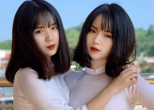Nhan sắc gây sốt của cặp song sinh Hằng Nga 