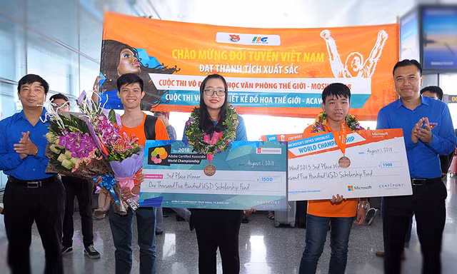 Anh Nguyễn Hải Minh - Phó Chủ tịch T.Ư Hội LHTN Việt Nam, Trưởng ban Quốc tế T.Ư Đoàn (phải) và anh Kiều Văn Hưng - Phó giám đốc thường trực Trung tâm Phát triển Khoa học Công nghệ và Tài năng trẻ đón và tặng hoa cho các thí sinh dự thi trở về