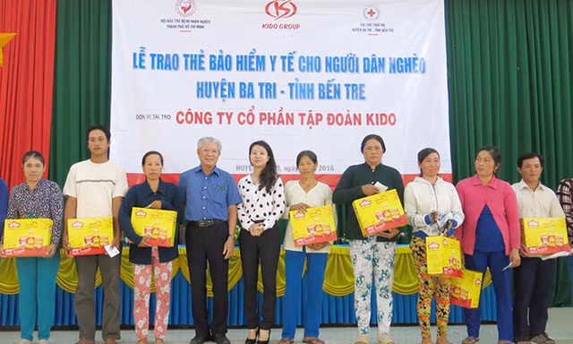 2.000 thẻ bảo hiểm y tế và quà được Tập đoàn KIDO gửi tặng các hộ nghèo, cận nghèo