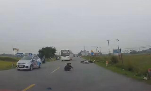 Thanh niên đi xe máy tổ lái gây tai nạn cho xe khác