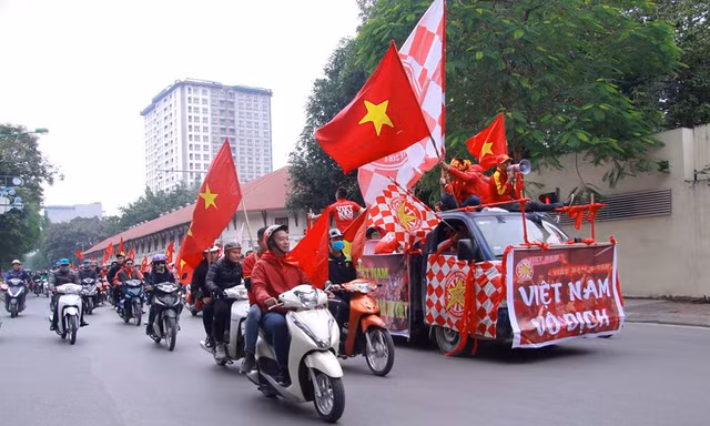 CĐV đốt pháo sáng, diễu hành trước trận chung kết Việt Nam - Malaysia