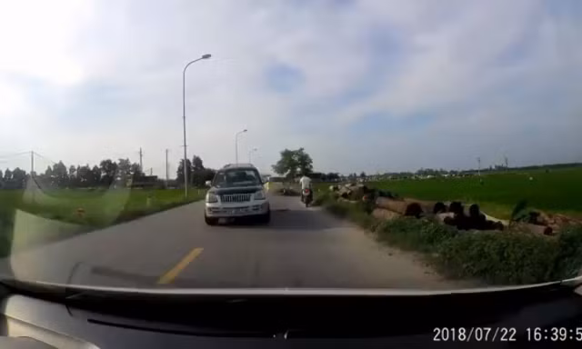 Ôtô đâm liên hoàn vào các phương tiện ngược chiều