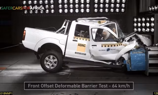 Nissan Navara gây thất vọng khi không đạt được "sao” nào trong bài thử va chạm