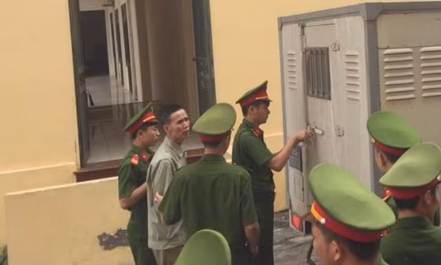 Hoàng Minh Tiến được dẫn giải tới tòa.