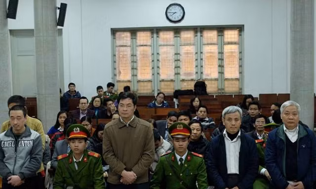 Các bị cáo nghe tòa tuyên án.