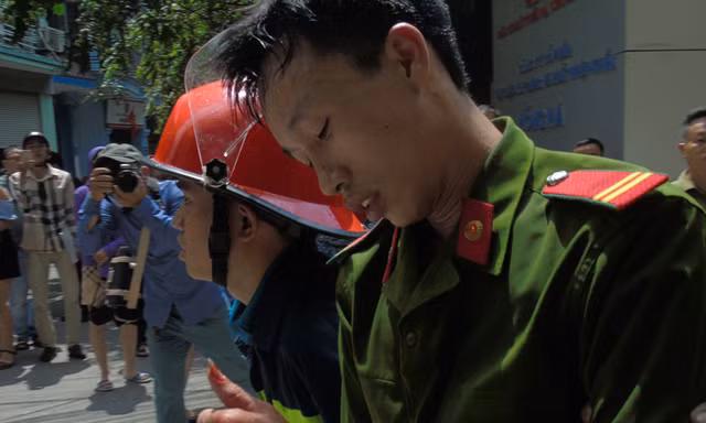 Một chiến sĩ công an bị thương khi làm nhiệm vụ. Ảnh minh họa.