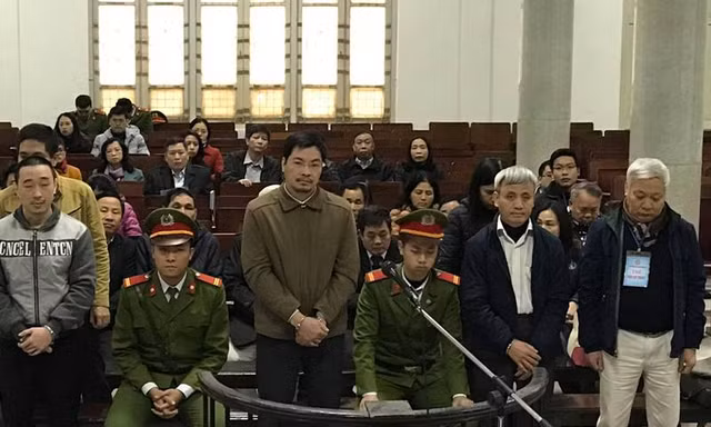 Các bị cáo tại tòa (Long và An bìa phải).