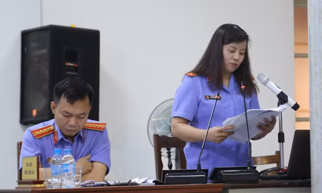 Đại diện VKSND TP Hà Nội giữ quyền công tố tại tòa.