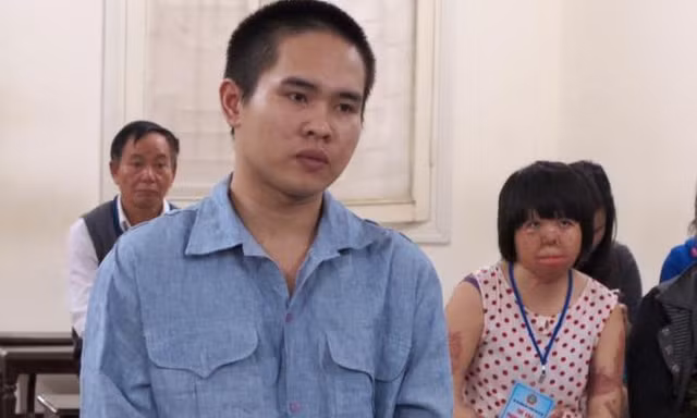 Nguyễn Văn Thành và người vợ xấu số của y phía sau.