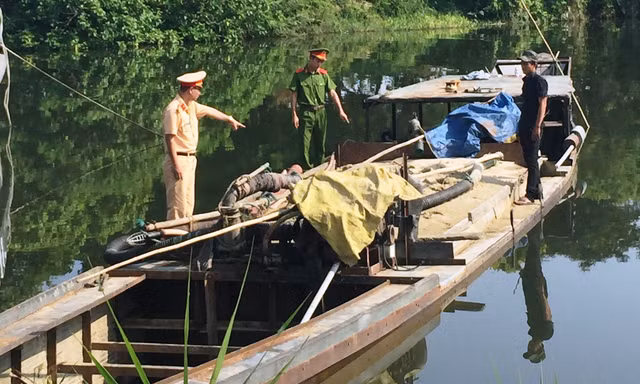 Xử lý tàu thuyền khai thác cát trái phép trên sông Hương