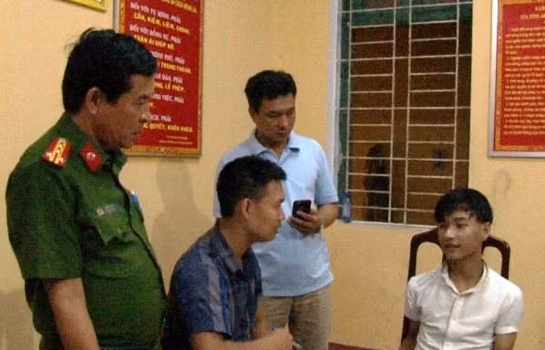 Kẻ cướp táo tợn giữa ban ngày Trần Văn Huy (bìa phải) tại cơ quan công an
