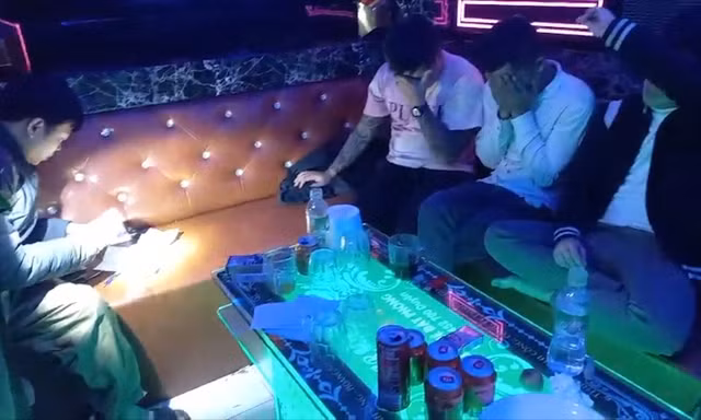 Phát hiện quả tang 16 đối tượng "phê" ma túy trong quán karaoke vùng nông thôn lúc rạng sáng.