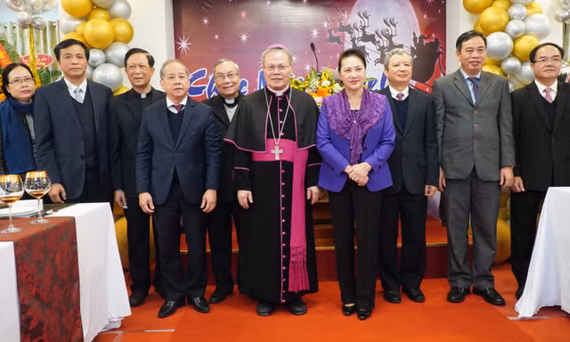 Chủ tịch Quốc hội và đoàn công tác của Quốc hội thăm, tặng quà và chúc mừng Giáng sinh năm 2020 tại Tòa Tổng Giám mục Huế.