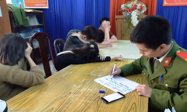 Công an lập biên bản, lấy lời khai nhóm nam nữ thanh thiếu niên "phê" ma túy trong tiệm cắt tóc