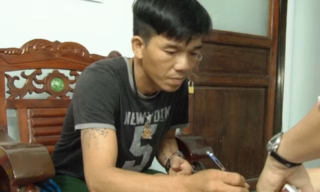 Đối tượng mua bán heroin Tống Huy Cường tại cơ quan công an