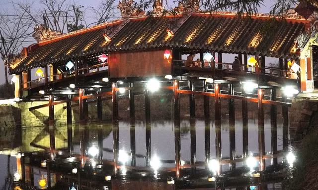 Di tích cầu Ngói Thanh Toàn về đêm.