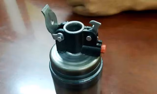 Vật giống mìn thực chất là một bình hơi nhỏ trong đựng pháo giấy.