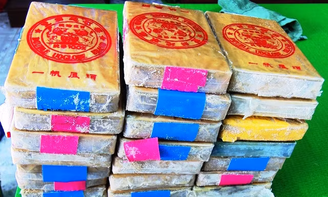 21 gói chứa chất lạ nghi là heroin dạt từ ngoài biển vào được người dân TT-Huế phát hiện, giao nộp cho Bộ đội Biên phòng