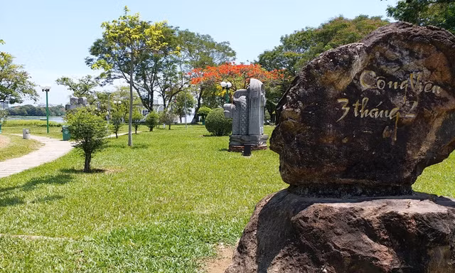 Bức tượng "Người đàn ông cúi chào" được thống nhất dựng đặt tại khu vực gần lối vào của Công viên 3/2, thuộc vườn tượng điêu khắc quốc tế hiện tại.