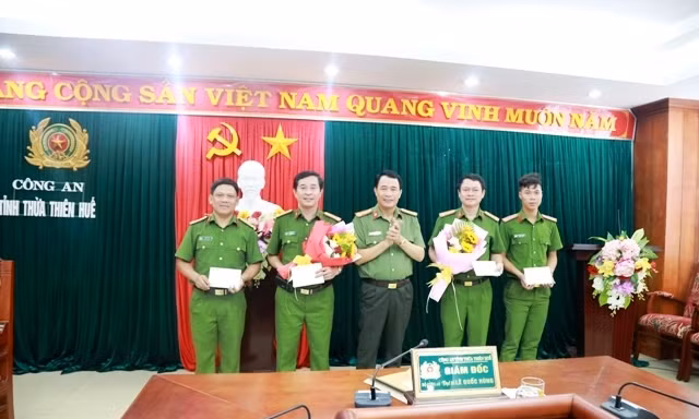 Đại tá Lê Quốc Hùng, Giám đốc Công an tỉnh (giữa) khen thưởng công an các đơn vị, địa phương tích cực phá nhanh vụ án giết người