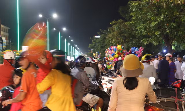 Dù là đêm Giao thừa, nhưng đường phố tại Huế vẫn rộn ràng người, xe.