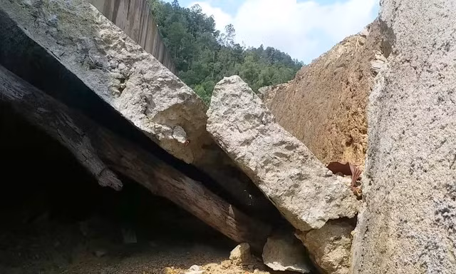 Mới sau hơn 2 năm triển khai, dù công trình chưa thể đưa vào sử dụng, nhưng nhiều hạng mục đã xuống cấp hư hỏng.