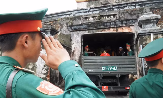 Tang lễ 13 liệt sĩ hy sinh ở Rào Trăng: Đau xé lòng tiễn các anh về đất mẹ