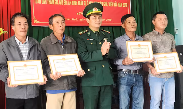 Tuyên dương 4 người dân nhặt được ma túy ven biển mang giao nộp cho Bộ đội Biên phòng