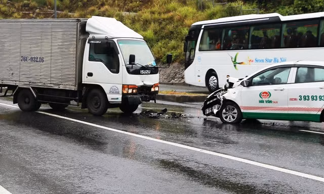 Hai ô tô đối đầu nhau ngay trước hầm đường bộ làm 3 người bị thương