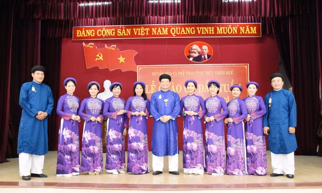 Toàn bộ cán bộ, lãnh đạo, nhân viên khối cơ quan Văn phòng Sở Văn hóa - Thể thao tỉnh TT-Huế đều mặc trang phục áo dài truyền thống đến cơ quan làm việc trong ngày đầu tuần.