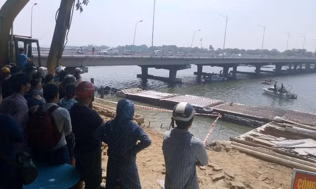 Tìm vớt, đưa thi thể hai cha con nhảy xuống sông Hương vào trưa 17/5 lên bờ
