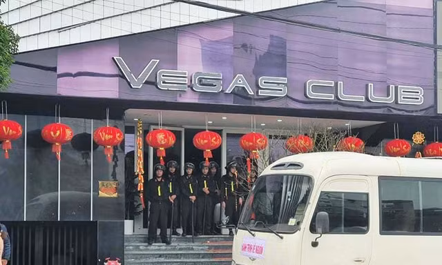 Lực lượng nghiệp vụ thuộc ngành công an phong tỏa lối vào ra bar Vegas Club.