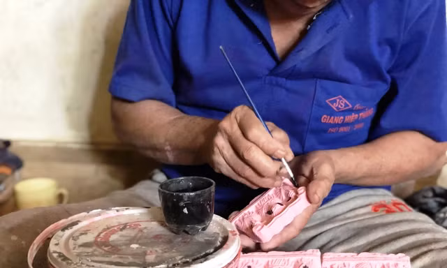 Nghệ nhân làng Địa Linh (TT-Huế) lại tất bật vào mùa làm tượng đất nung ông Công, ông Táo.