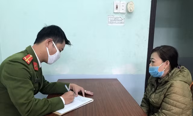 Bà Nguyễn Thị H. tại cơ quan công an.