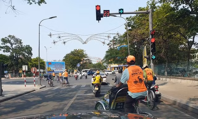 Bất chấp luật và văn hóa giao thông, nhóm xích lô du lịch này ngang nhiên dàn hàng ngang vượt đèn đỏ