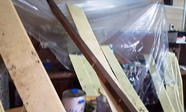 Hiện trường vụ sập trần nhà, khiến cụ bà 86 tuổi bị vật cứng đè trung gây bất tỉnh phải nhập viện cấp cứu