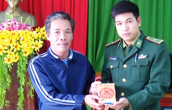 Biên phòng tiếp nhận các gói bột trắng mà ngay từ ban đầu đã nghi vấn là ma túy, qua giám định thì đây đúng là chất heroin