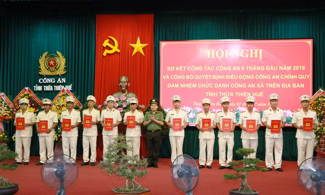 Đại tá Nguyễn Quốc Đoàn, GĐ Công an TT-Huế, trao quyết định điều động công an chính quy về xã