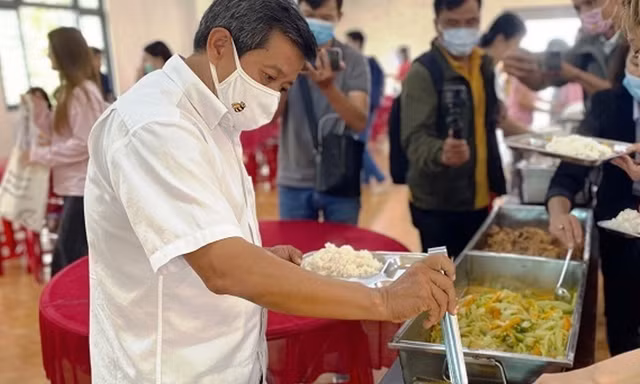 Ông Đoàn Ngọc Hải tỏ ra rất thuần thục trong vai trò của một người phục vụ quán ăn dành cho người nghèo tại Huế. Ảnh: Đình Thành