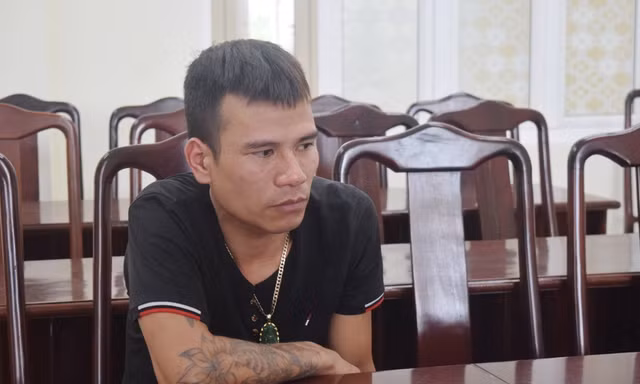 Tài xế Trương Văn Việt có biểu hiện "ngáo đá" khi bị công an dừng xe đầu kéo để kiểm tra, xử lý lỗi vi phạm Luật Giao thông