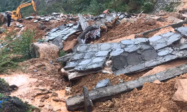 Hệ thống dầm, mái taluy dương chống sạt lở trên đường vào khu du lịch Laguna là công trình tiếp theo thuộc quản lý của Ban Quản lý KKTCN tỉnh TT-Huế bị hư hỏng, tan nát, sau công trình dự án đường đi bộ trị giá hơn 170 tỷ tại Lăng Cô.
