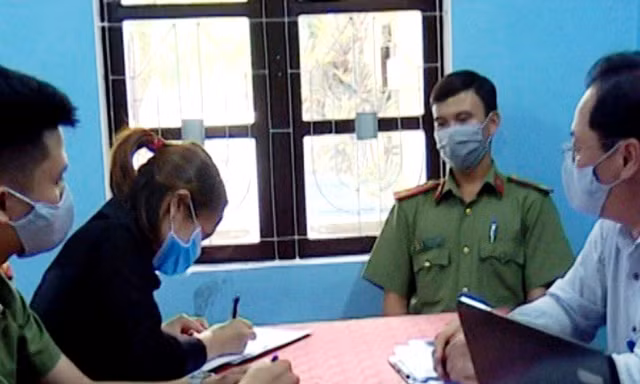 Thanh tra Sở TT-TT tỉnh TT-Huế, cơ quan công an phối hợp làm việc, lập biên bản vi phạm đối với chị Đ.T.H.