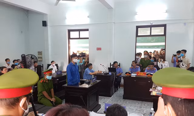 HĐXX quyết định hoãn phiên xét xử sơ thẩm bác sĩ hiếp dâm nữ điều dưỡng tại Huế, do vắng mặt nhiều nhân chứng.