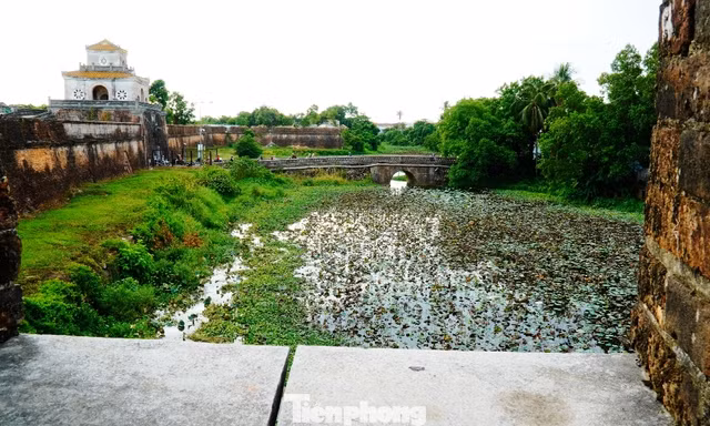 Những pháo đài cổ trở thành "view" đẹp trên Thượng thành Huế, sau khi hàng trăm hộ bất đắc dĩ "sống bám" nhiều năm ở di tích này đã được di dời đi.