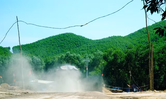 Xe quá tải phục vụ dự án cao tốc Cam Lộ - La Sơn gây nguy hiểm và ô nhiễm môi trường thường xuyên trên Tỉnh lộ 15.