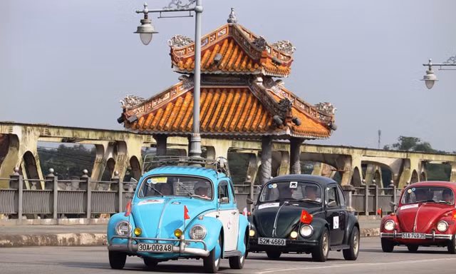 Dàn xe cổ diễu hành hưởng ứng Festival Huế 2018