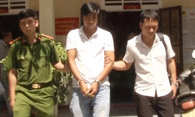 Nguyễn Văn Phú - đối tượng gây liên tiếp hai vụ đâm chém bị công an bắt giam