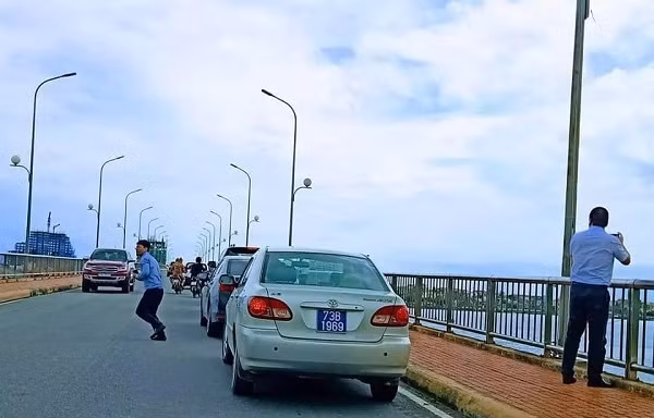 Đoàn xe biển số xanh dừng trên cầu Nhật Lệ 1, tỉnh Quảng Bình vào sáng 29/9; đi trong đoàn xe này có Thứ trưởng Nguyễn Đình Toàn. (ảnh: Vietnamnet)
