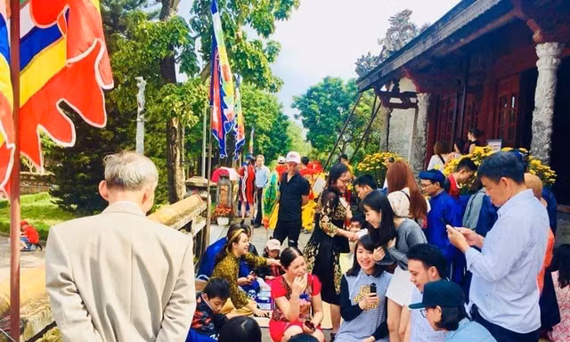 Du khách vào Đại nội Huế trẩy hội vui Xuân